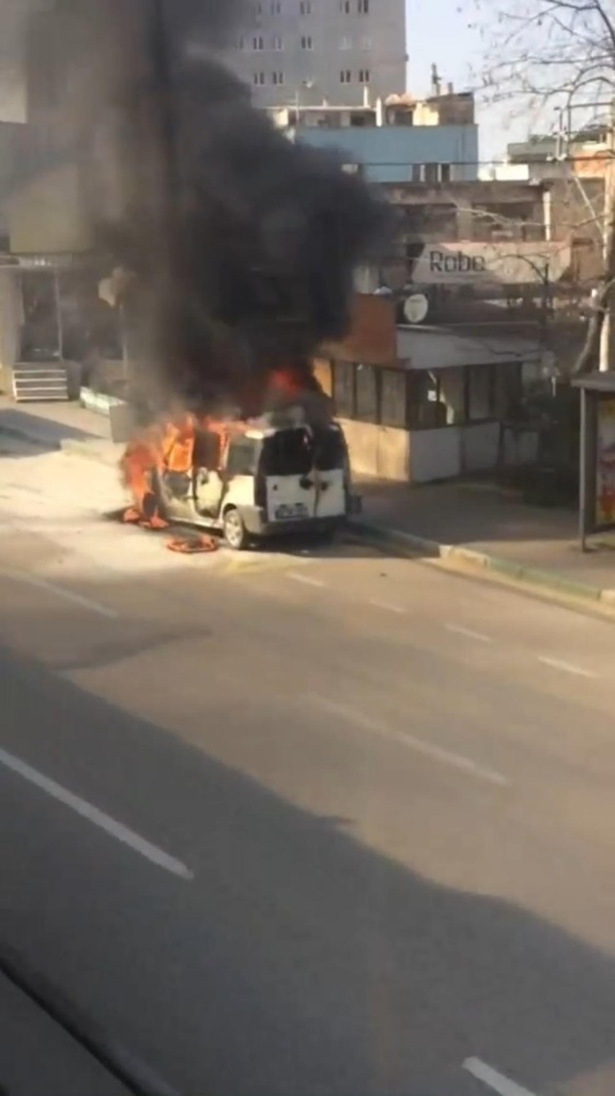 Bursa&rsquo;da seyir halindeki hafif ticar&icirc; ara&ccedil; alev alev yandı