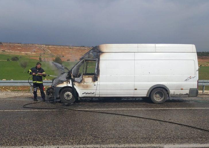 Besni’de yumurta yüklü minibüs alev aldı G1