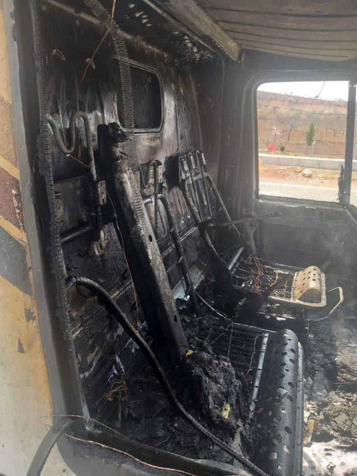 Besni’de yumurta yüklü minibüs alev aldı G3