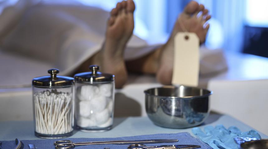 ‘Ölü’ sanılan adam otopsi masasında canlandı