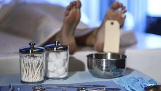 ‘Ölü’ sanılan adam otopsi masasında canlandı