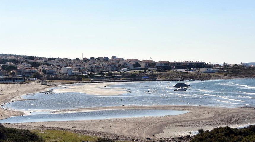 Çeşme'de deniz çekildi, tekneler karaya oturdu