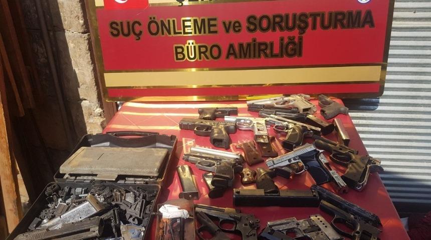 Hırsızlık ş&uuml;phelisi ka&ccedil;ak silah imalathanesinde yakalandı