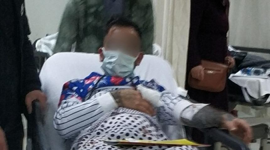 Bı&ccedil;aklı saldırıda yaralandı