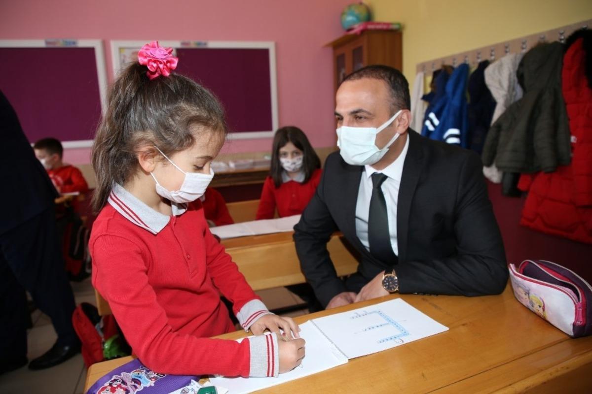 B&ouml;lge okullarına hayırsever iş adamlarından eğitim yatırımı