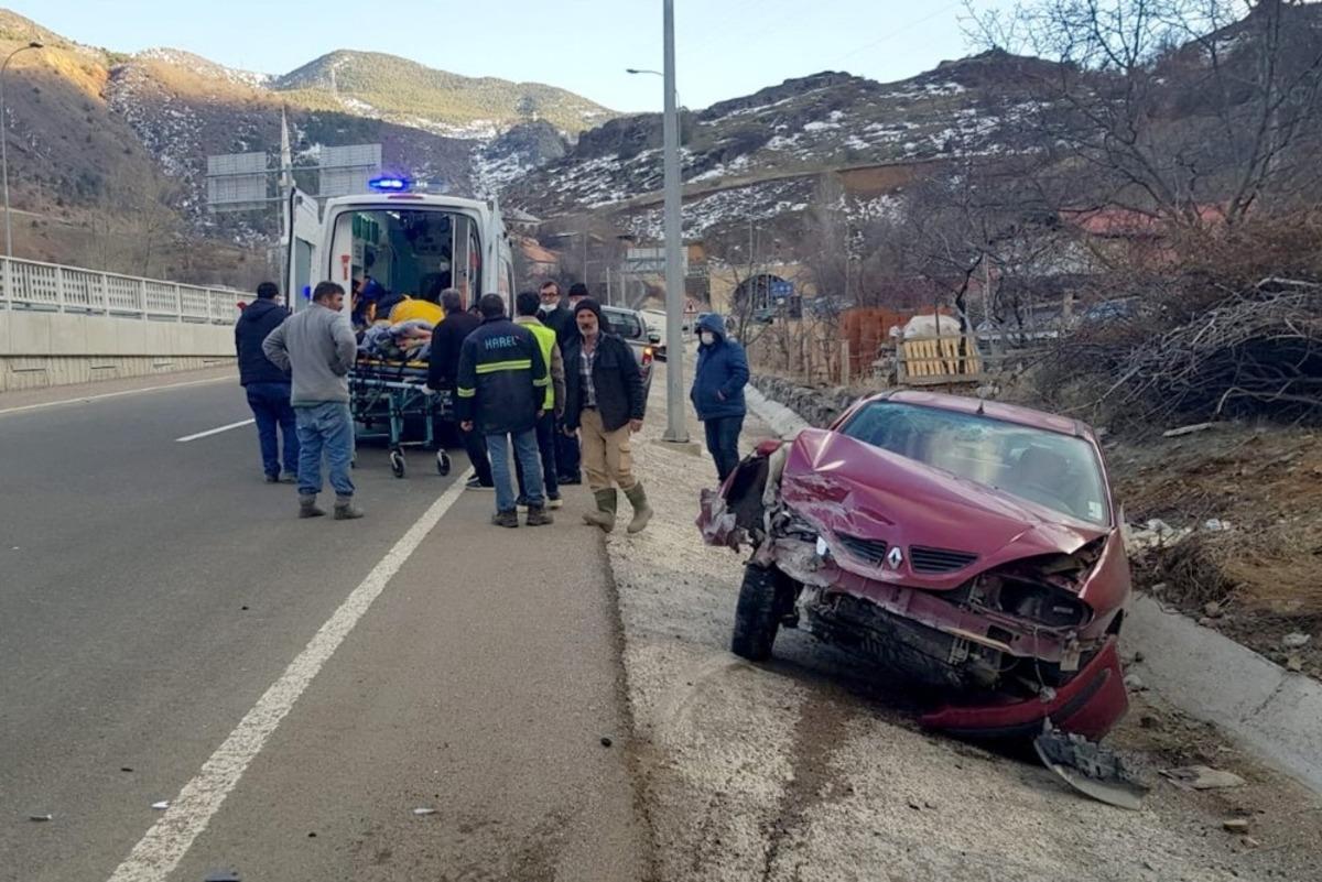 G&uuml;m&uuml;şhane&rsquo;de trafik kazası: 2 yaralı