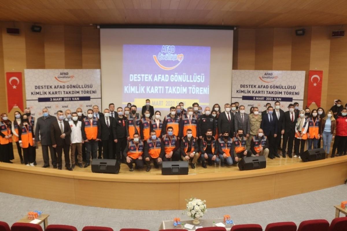 Vali Bilmez, AFAD g&ouml;n&uuml;ll&uuml;lerine kimliklerini verdi