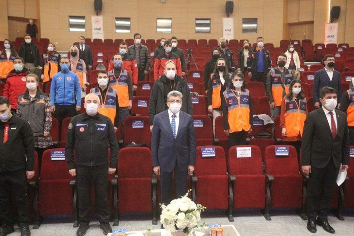 Vali Bilmez, AFAD gönüllülerine kimliklerini verdi G2