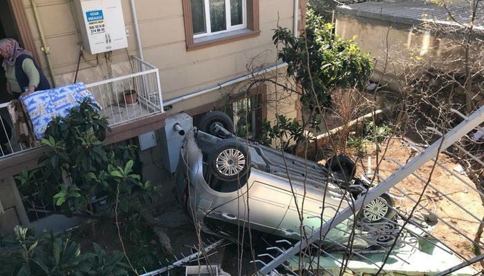 İzmir'de korkunç olay! Otomobil bahçeye uçtu, 10 yaşındaki çocuk altında kaldı
