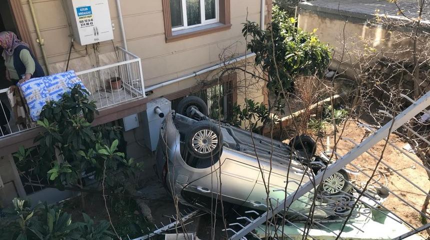 İzmir'de korkunç olay! Otomobil bahçeye uçtu, 10 yaşındaki çocuk altında kaldı