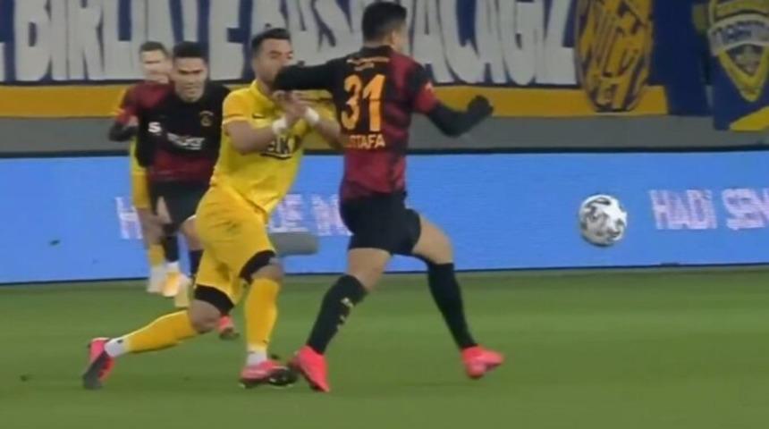 Galatasaray'da Mostafa Mohammed kırmızı kart g&ouml;rd&uuml;!