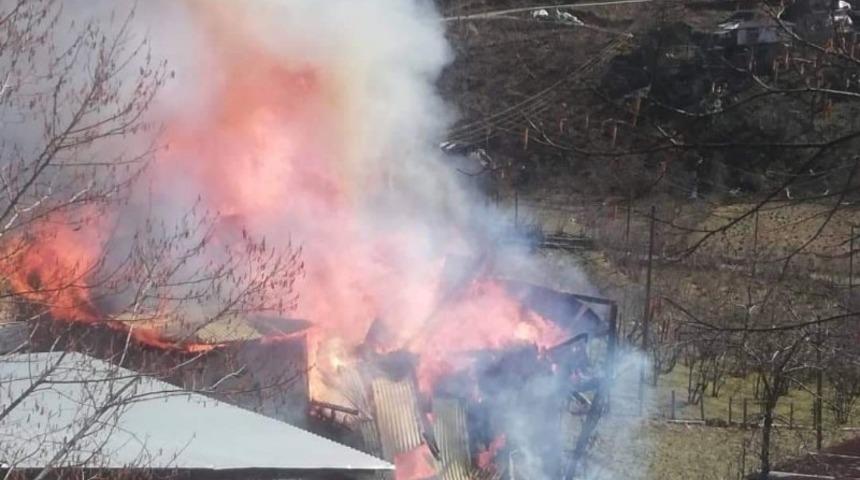 K&ouml;y evi yangında kullanılamaz hale geldi