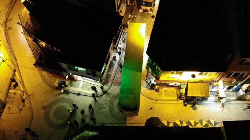 Üsküdar’da TIR ara sokakta sıkıştı