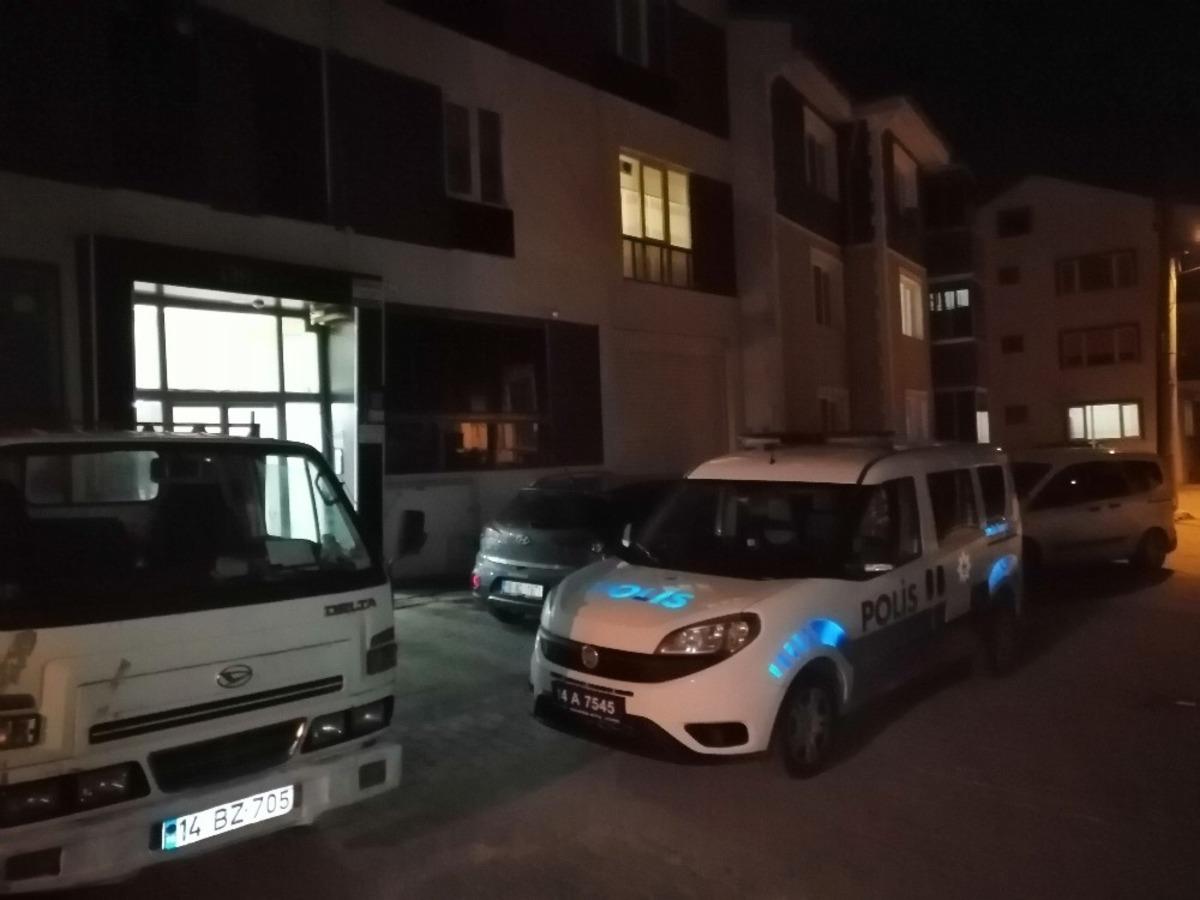 Silahla oynarken kendini bacağından vurdu