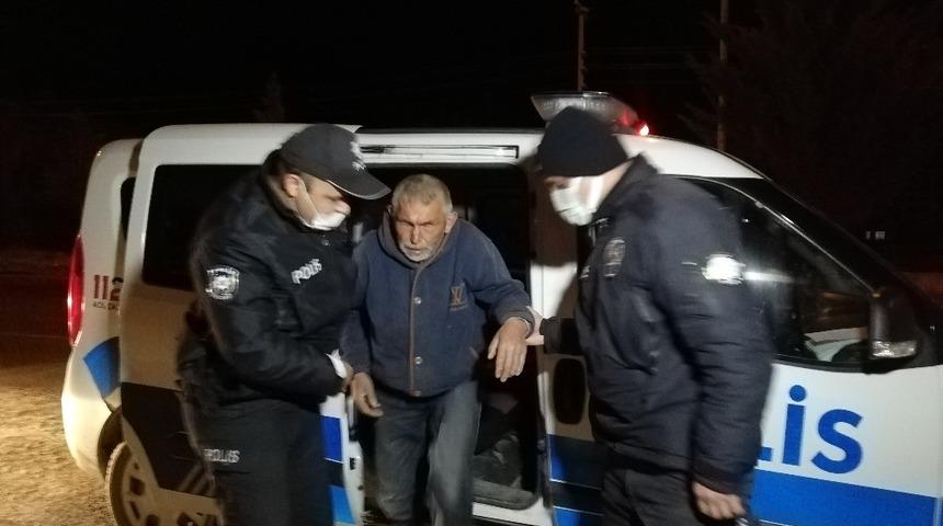 Yolunu kaybeden g&ouml;rme engelli vatandaş polis ekiplerince evine g&ouml;t&uuml;r&uuml;ld&uuml;