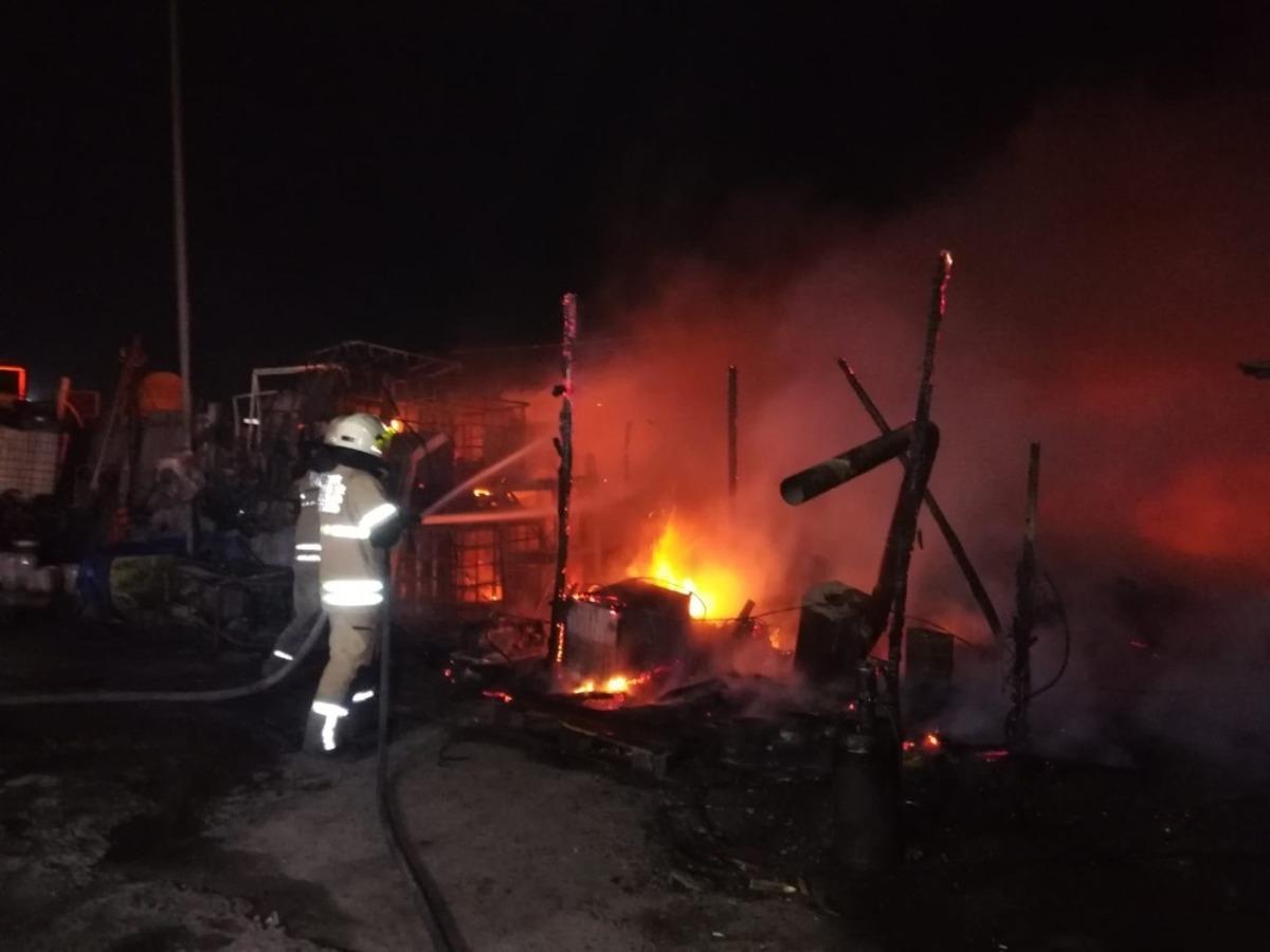 İzmir&rsquo;de kamyon bakım istasyonunda yangın paniği