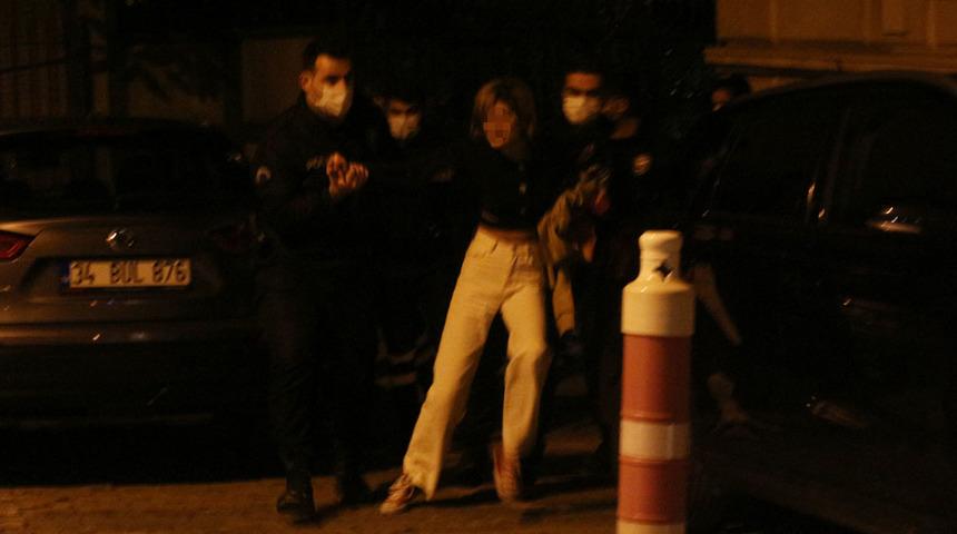 Sevgilisini bıçaklayan kadın, ambulansa götürülen yaralı adama bir de tekme savurdu