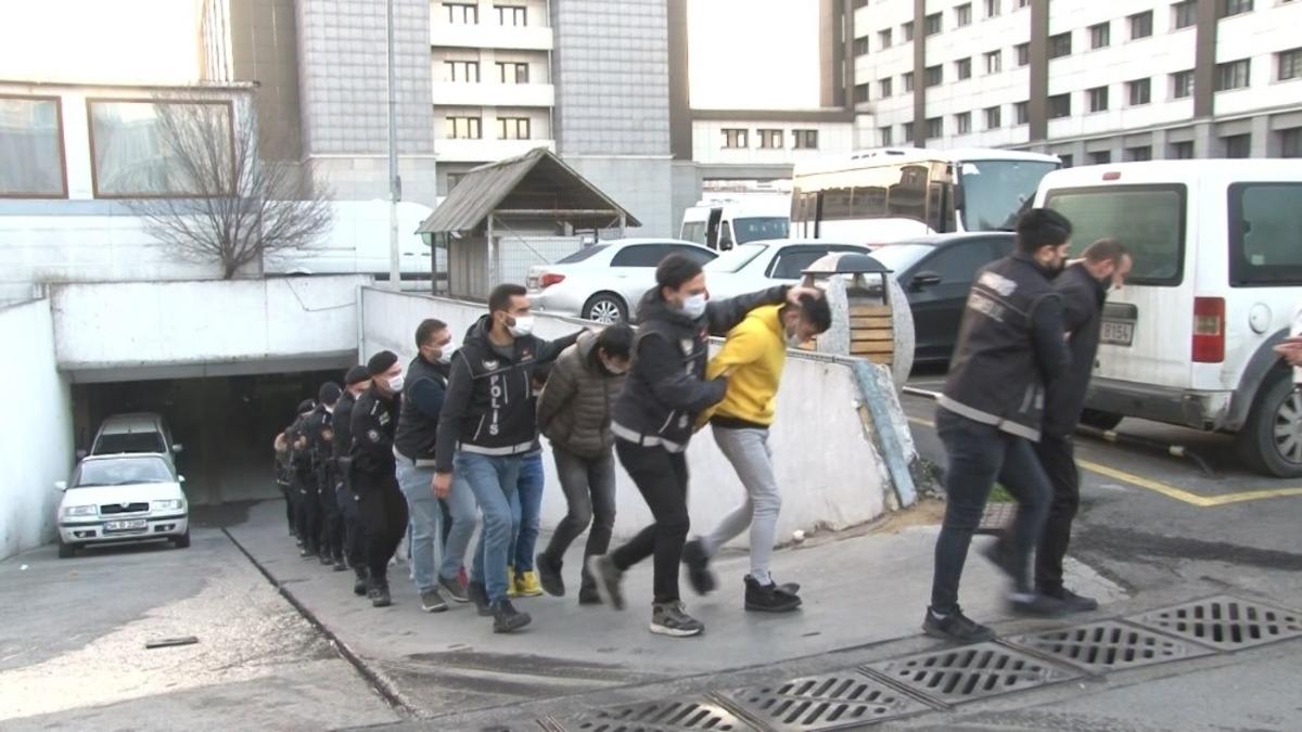 Uyuşturucu operasyonunda g&ouml;zaltına alınan 20 ş&uuml;pheli adliyeye sevk edildi