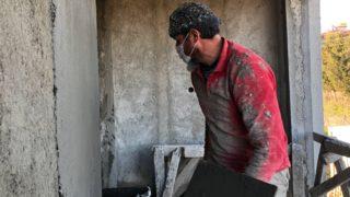 İlham inşaatta, sözler çimento kağıdında! 100'ün üzerinde ilahisi olan inşaat işçisi viral oldu