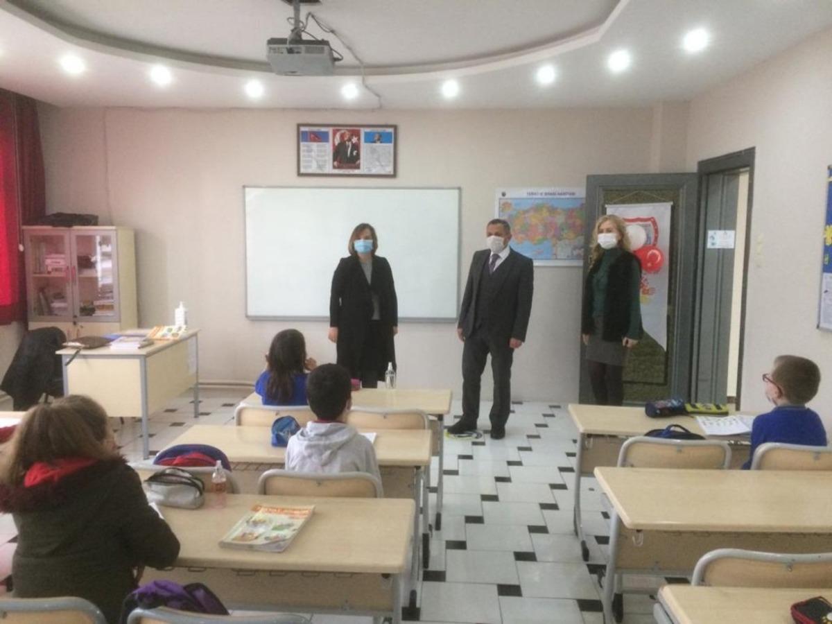 İl&ccedil;e Milli Eğitim M&uuml;d&uuml;r&uuml; Erdoğan, y&uuml;z y&uuml;ze eğitime başlayan okulları ziyaret etti