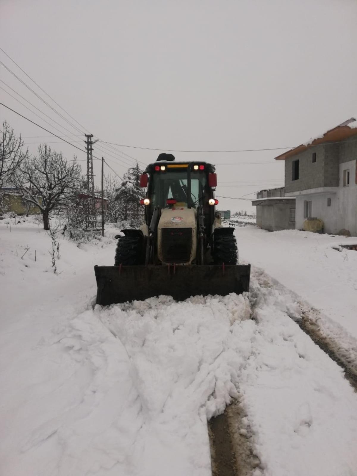B&uuml;y&uuml;kşehir Belediyesi ekipleri, kardan kapanan yolları a&ccedil;tı