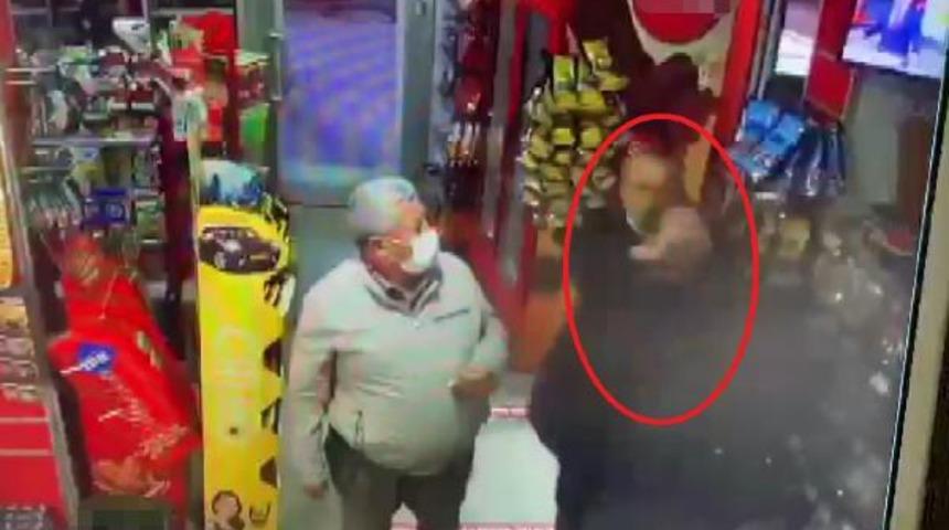 Markette dehşet! Boğazına bıçak dayadı, müşteriler ile çalışanlar kurtardı