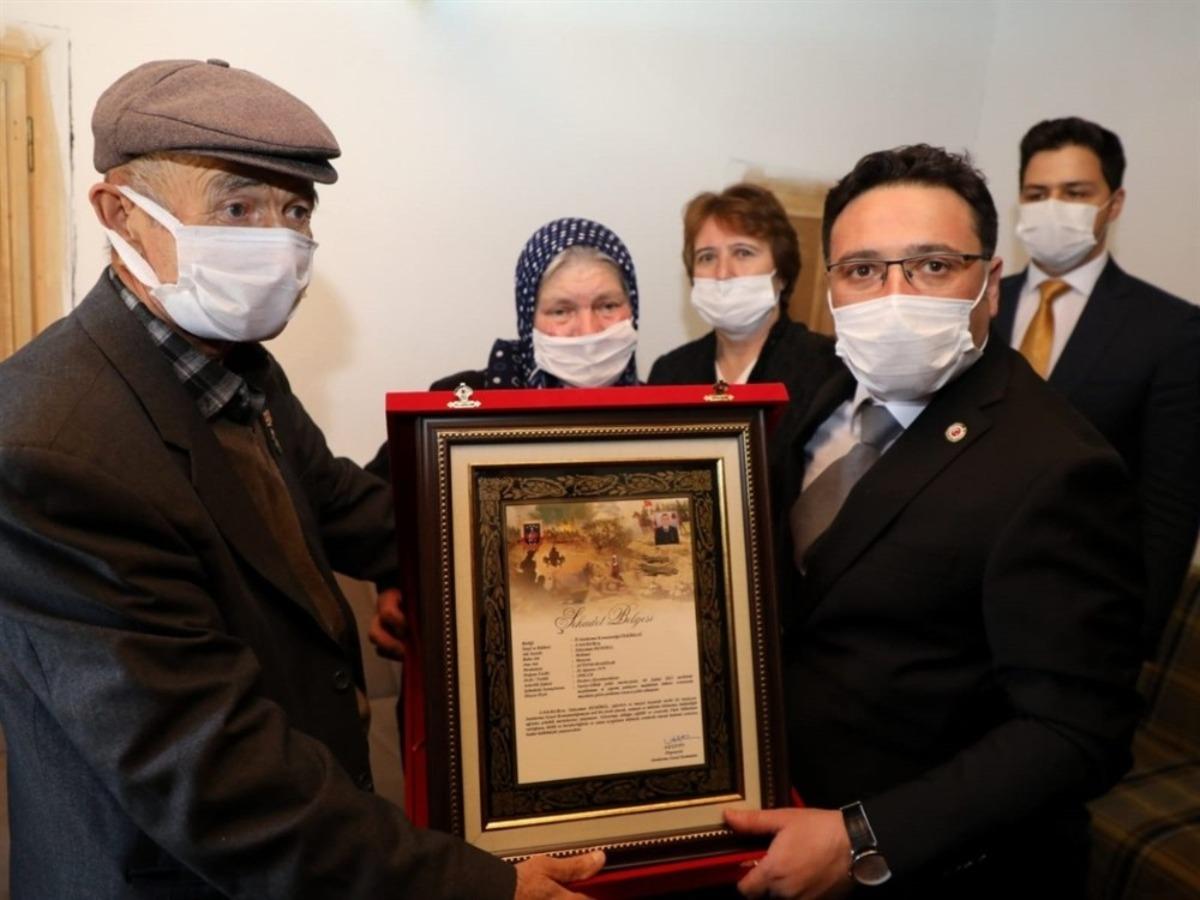 Şehidin ailesine &lsquo;Şehadet Belgesi&rsquo;ni Vali &Ccedil;i&ccedil;ek verdi