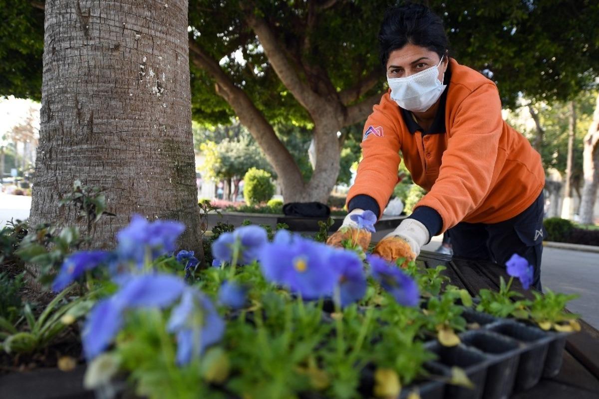 Mersin rengarenk &ccedil;i&ccedil;eklerle donatılıyor