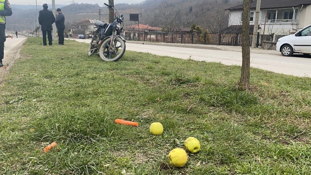 Mobilet karşıdan karşıya ge&ccedil;en yayaya &ccedil;arptı: 2 yaralı