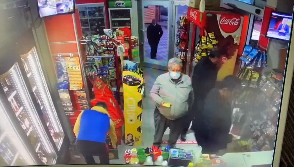 Husumetlisinin boğazına markette bı&ccedil;ak dayadı, d&uuml;kk&acirc;n sahibi ve m&uuml;şteriler kurtardı