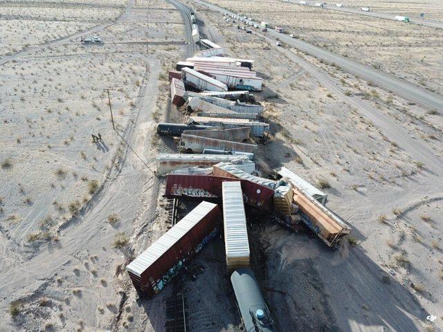 ABD&rsquo;de y&uuml;k treni raydan &ccedil;ıkınca 44 vagon birbirine girdi 1