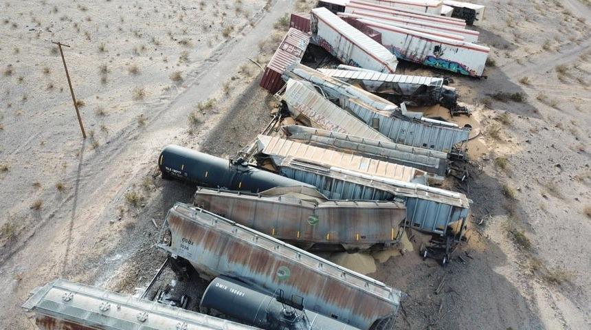ABD&rsquo;de y&uuml;k treni raydan &ccedil;ıkınca 44 vagon birbirine girdi