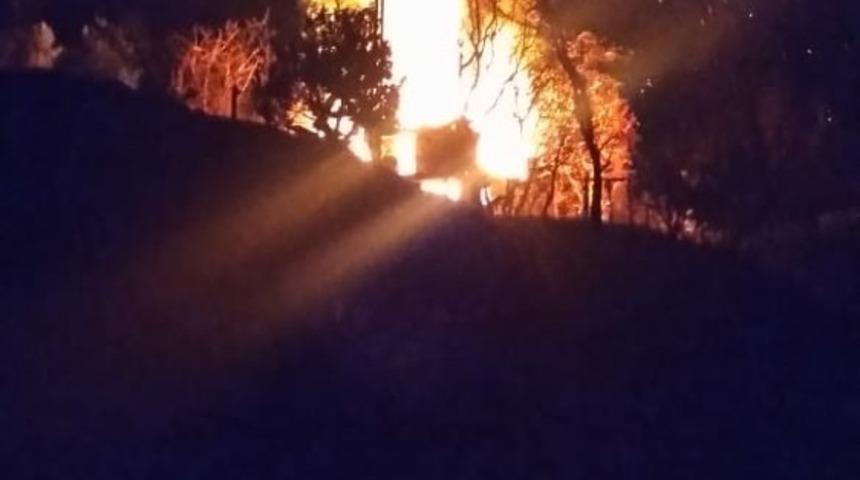 İki katlı ev alevlere teslim oldu