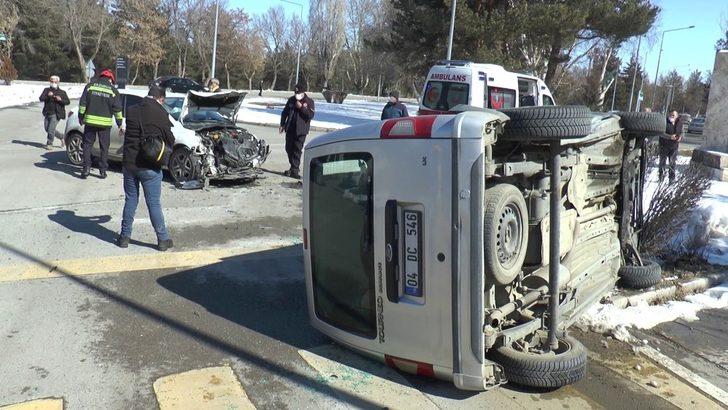 Atatürk Üniversitesi kampüsü içerisinde trafik kazası: 3 yaralı G2