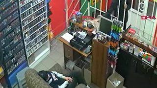 'Pes' dedirten olay! Önünde kasa soyuldu, farkına bile varmadı