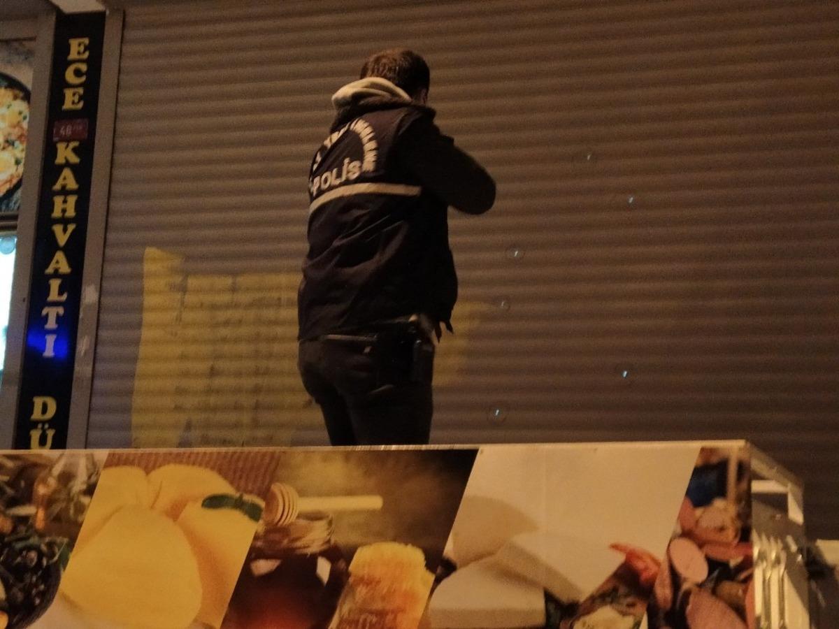 K&uuml;&ccedil;&uuml;k&ccedil;ekmece&rsquo;de iş yerine kurşun yağdırdılar