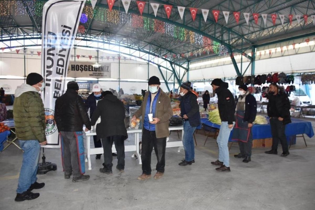 İn&ouml;n&uuml; Belediyesi sıcak &ccedil;orba ikramına devam ediyor