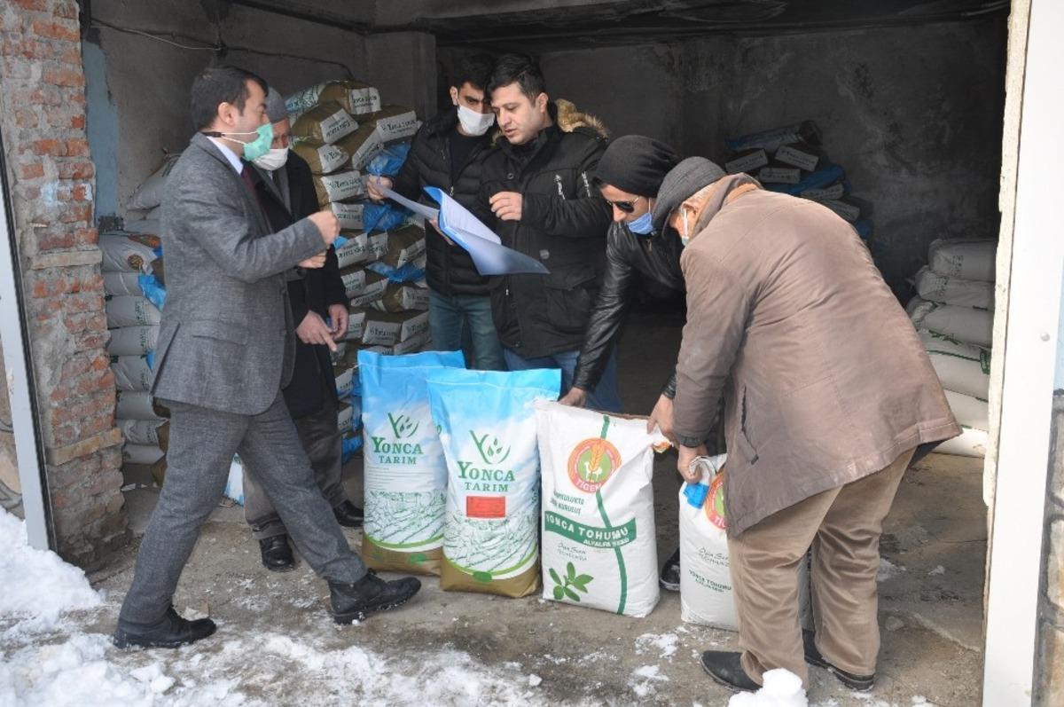 Bulanık&rsquo;ta &ccedil;ift&ccedil;ilere yonca tohumu dağıtımı