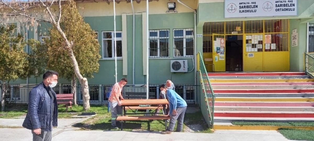 B&uuml;y&uuml;kşehir&rsquo;den il&ccedil;elere bank ve piknik masası desteği