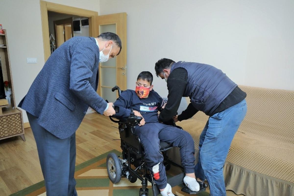 Engelli gencin ak&uuml;l&uuml; sandalye sevinci
