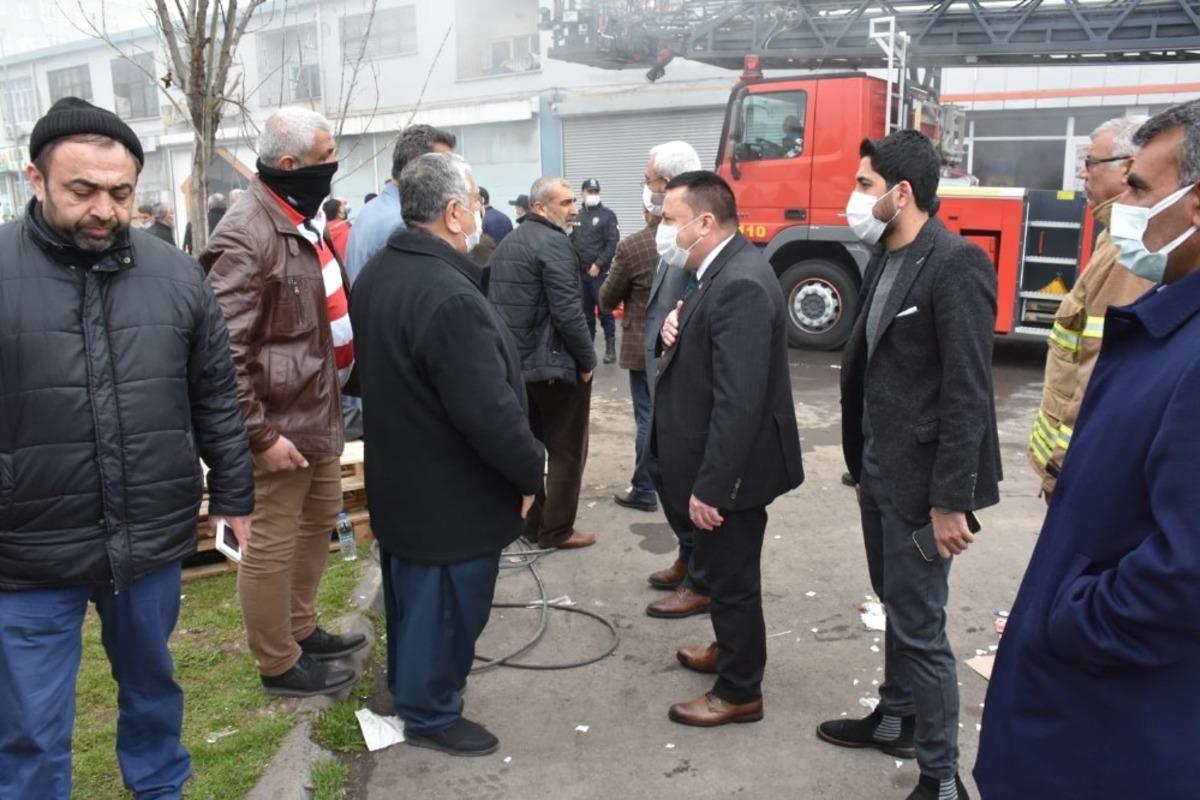 Başkan Beyoğlu, yangının &ccedil;ıktığı Gıda Toptancılar Sitesinde incelemelerde bulundu