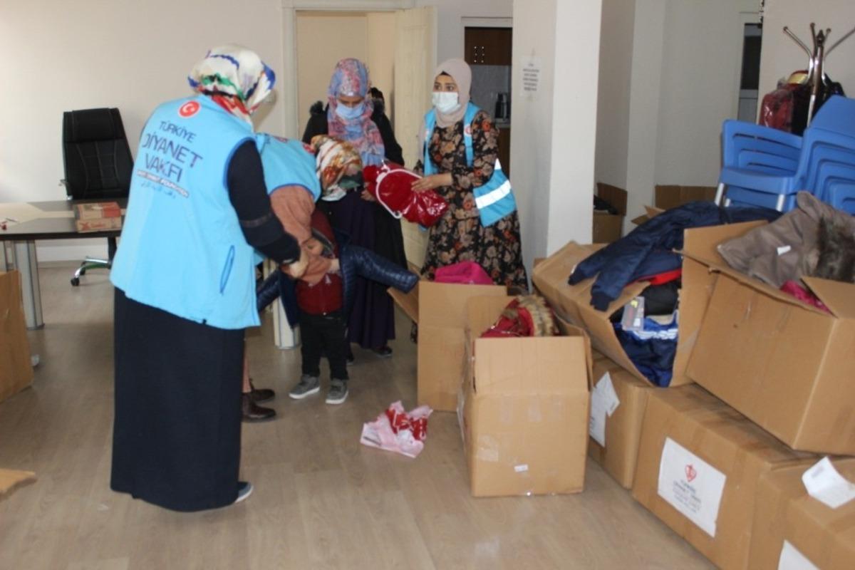 Eskişehir&rsquo;den g&ouml;nderilen kışlık malzemeler Siirtli &ccedil;ocukların i&ccedil;ini ısıttı