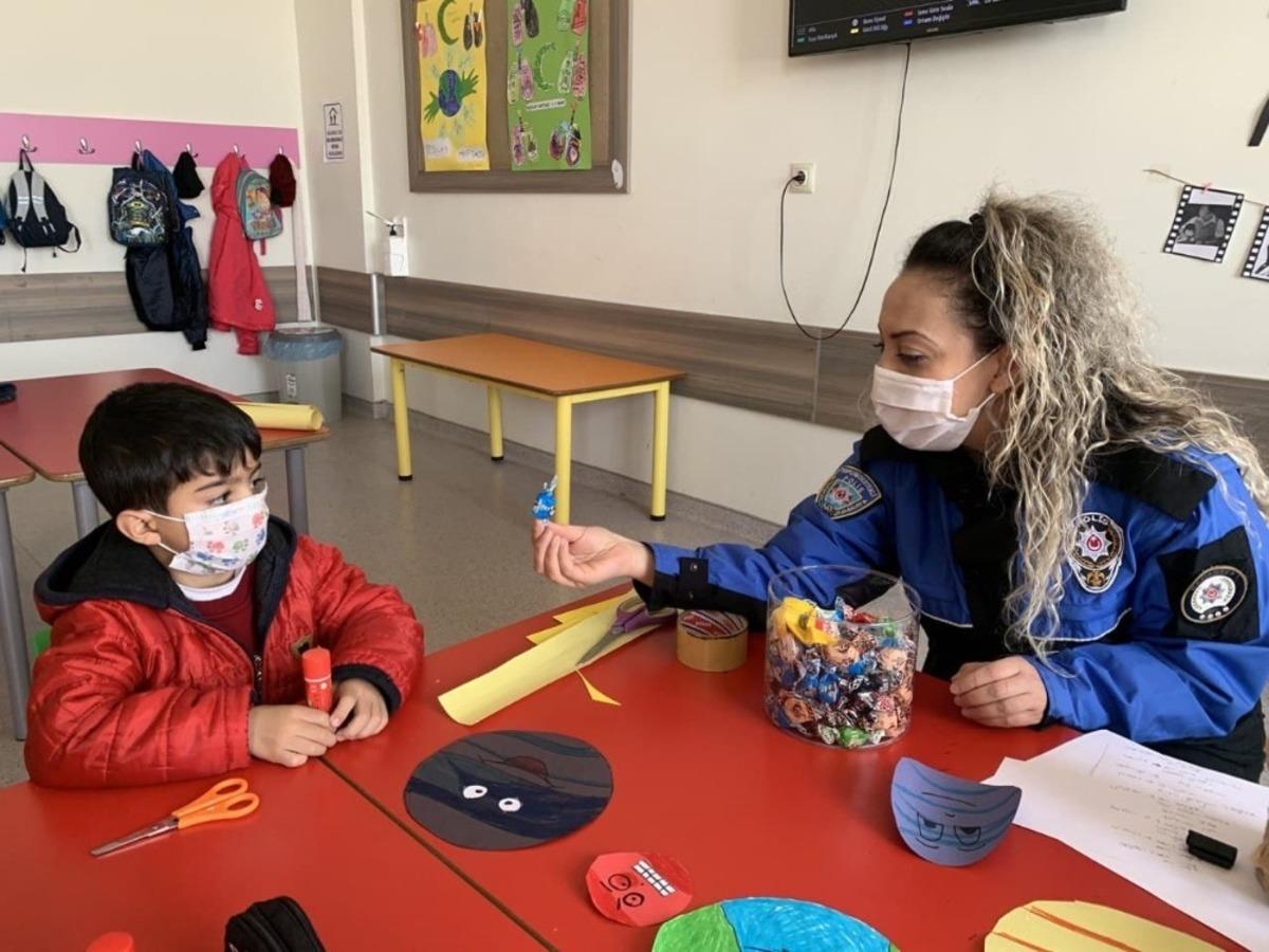 Polisler minik &ouml;ğrencilerin okul sevincine ortak oldu