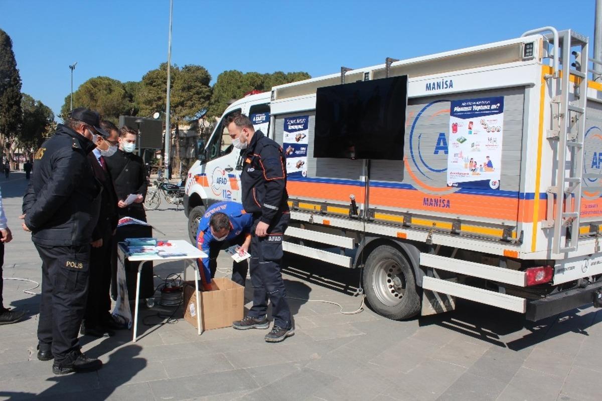 AFAD ekipleri Alaşehir&rsquo;de broş&uuml;r dağıttı