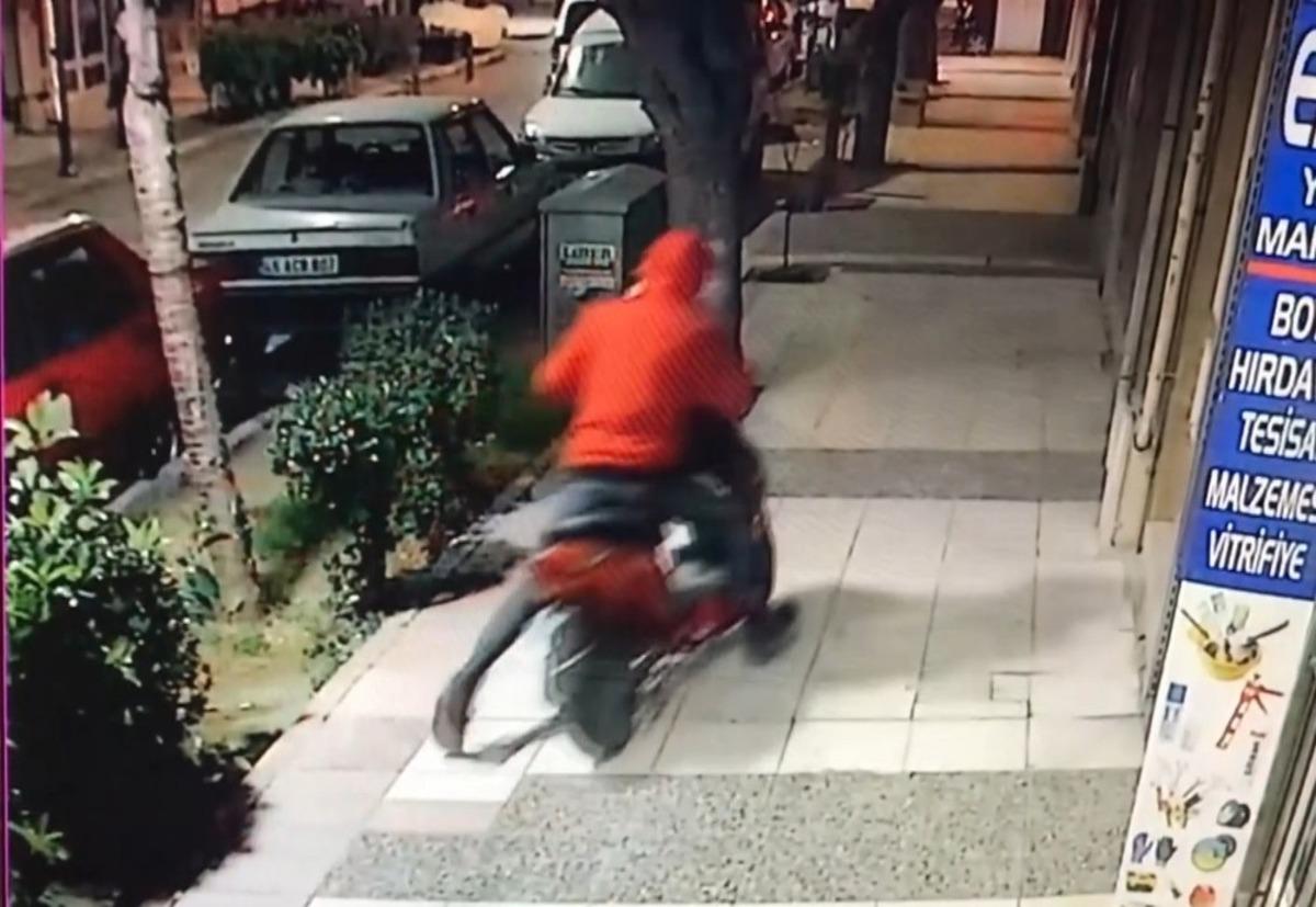 Kendi motosikleti gibi alıp gitti, g&uuml;venlik kamerasına takıldı