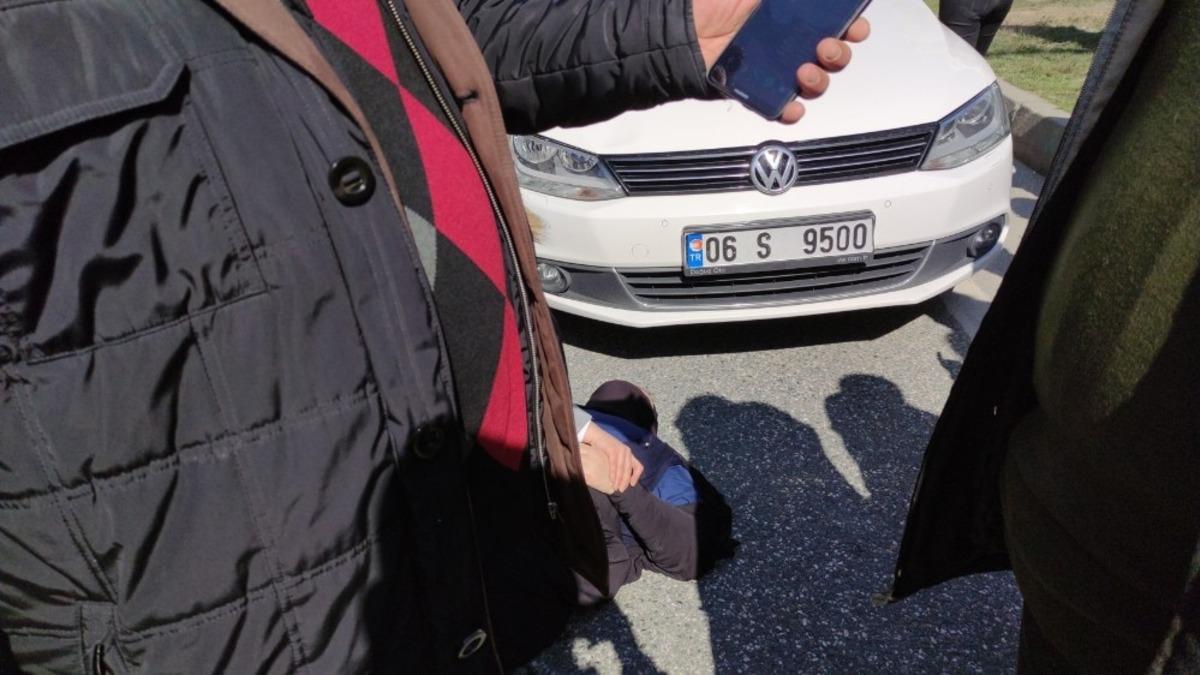 Kadın s&uuml;r&uuml;c&uuml;n&uuml;n &ccedil;arptığı yaşlı kadına yoldan ge&ccedil;en sağlık g&ouml;revlisi m&uuml;dahale etti