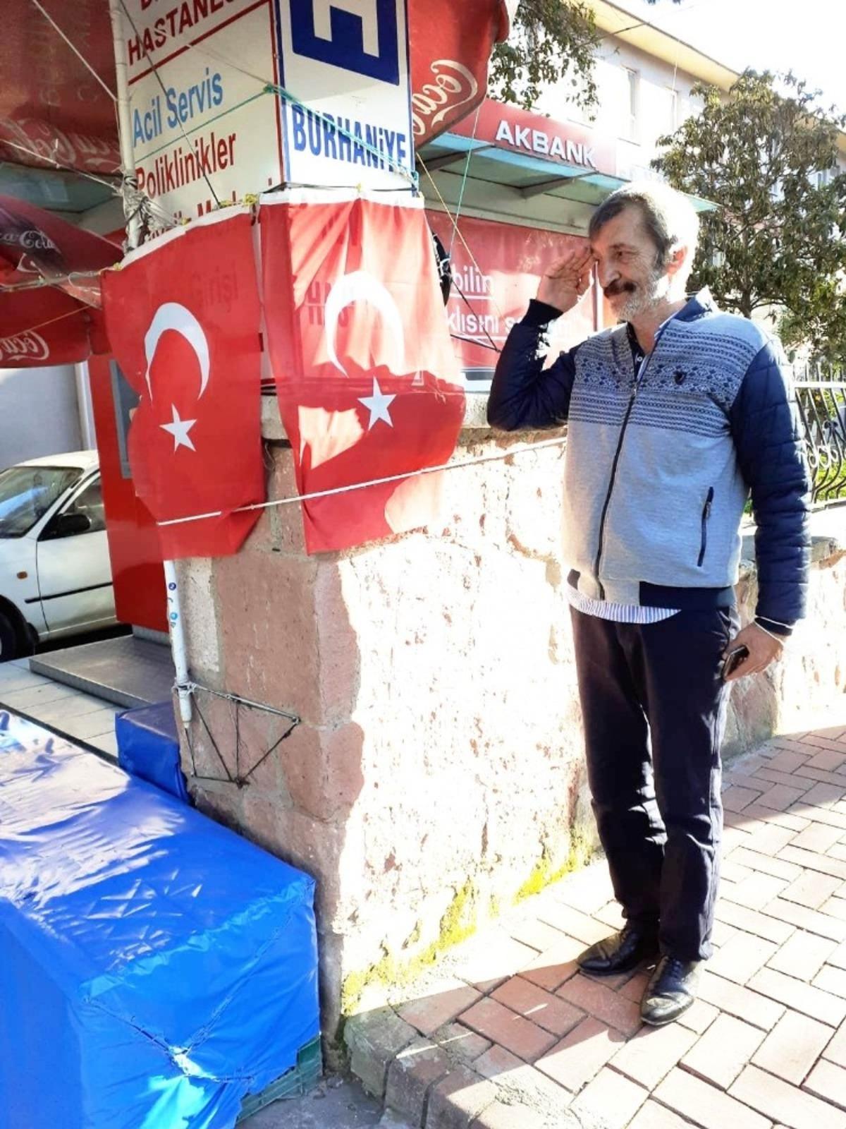 Her g&ouml;rd&uuml;ğ&uuml;nde selam durup bayrağı &ouml;p&uuml;yor