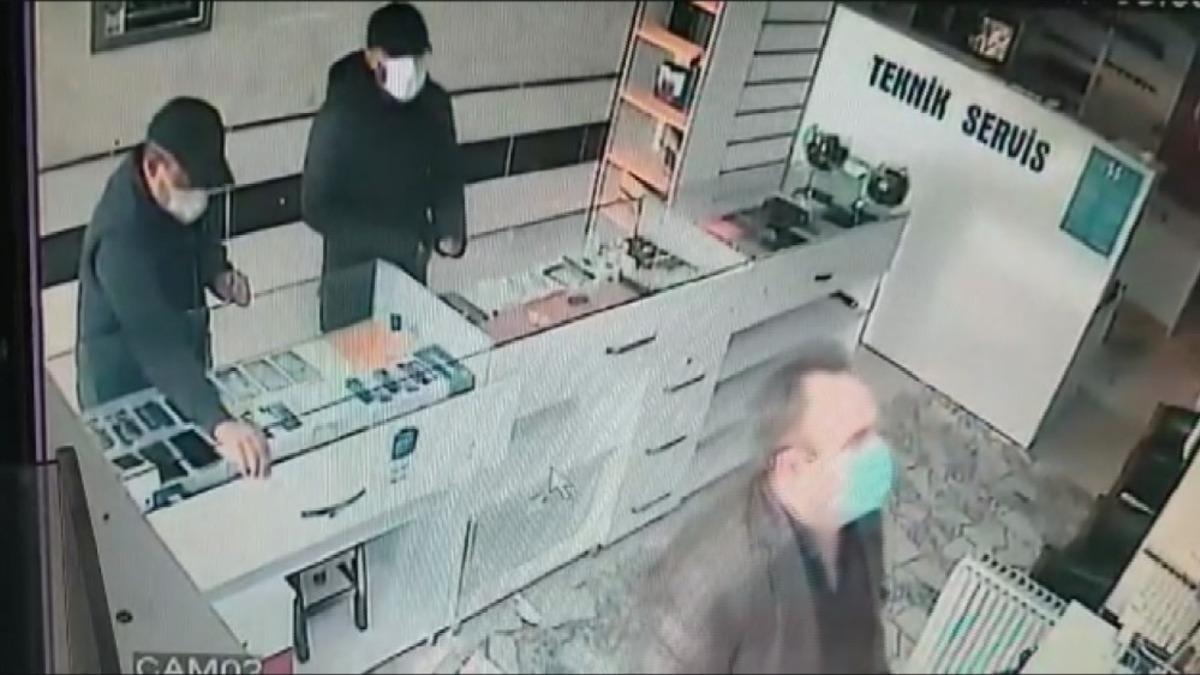 Cep telefonu d&uuml;kkanından hırsızlık kamerada