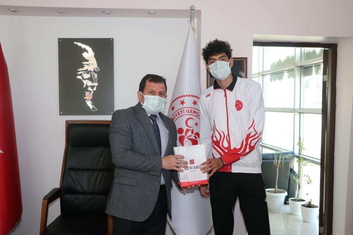 G&ouml;z&uuml;n&uuml; Avrupa Şampiyonası&rsquo;na dikti