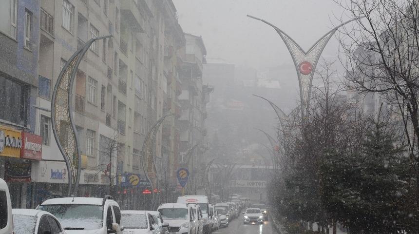 Hakkari&rsquo;de karla karışık yağmur ve sis etkili oldu